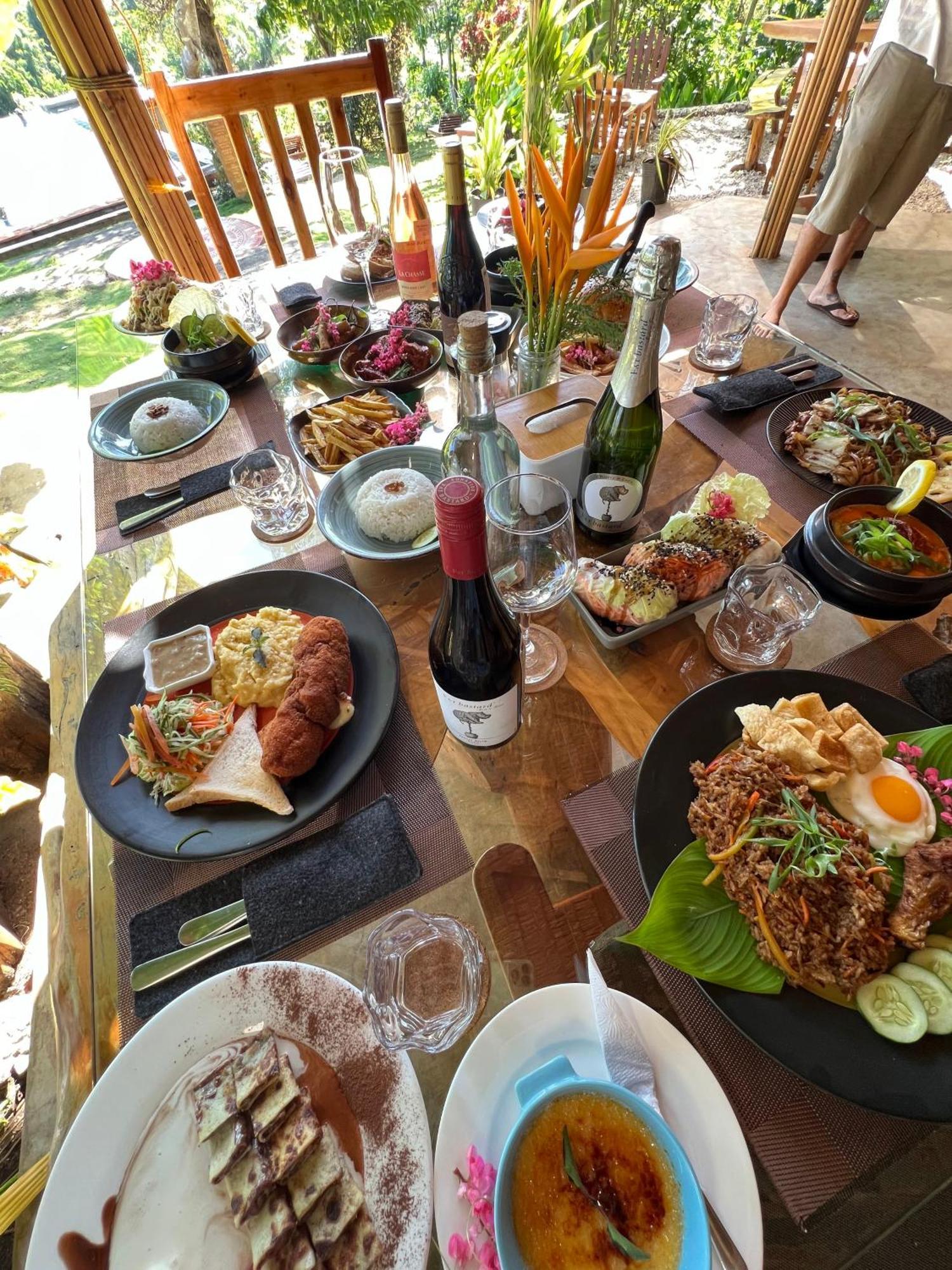 Nakabalo & Restaurant Hotel